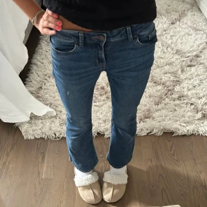 Blå bootcut jeans LINDEX - Snygga blå bootcut jeans från Lindex. Jeansen har normal midja, dragkedja och knapp framtill samt coola kontrastsömmar💓Jag är 165 cm lång, på de första bilderna ser ni hur jeansen sitter på mig! Perfekt, bara lite korta!❣️ Jag har använt dem flera gången men det märks verkligen inte av! Skriv vid eventuella frågor, priset går även att diskuteras❤️