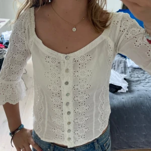 Vit broderad blus med knappar - Superfin vit blus med broderade blommor❤️❤️