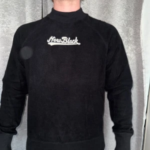 🖤Collagetröja i flismaterial🖤 New Black - En collagetröja i flismaterial, stl M, fint skick. Fläcken på bilden är pga ljuset, inte verkligheten 