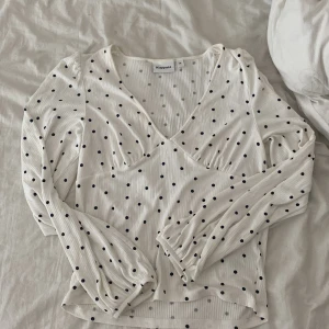 Vit prickig ribbad topp Kappahl M - V-ringad långärmad tröja från Kappahl, prickig och snygg!! Storlek M, priset kan diskuteras vid snabbt köp!💗