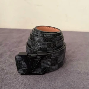 Lv bälte - Helt ny lv bälte. Aldrig använd. Fraktar inom 24 timmar. Bästa kvaliten ute på marknaden. Storlek 110cm