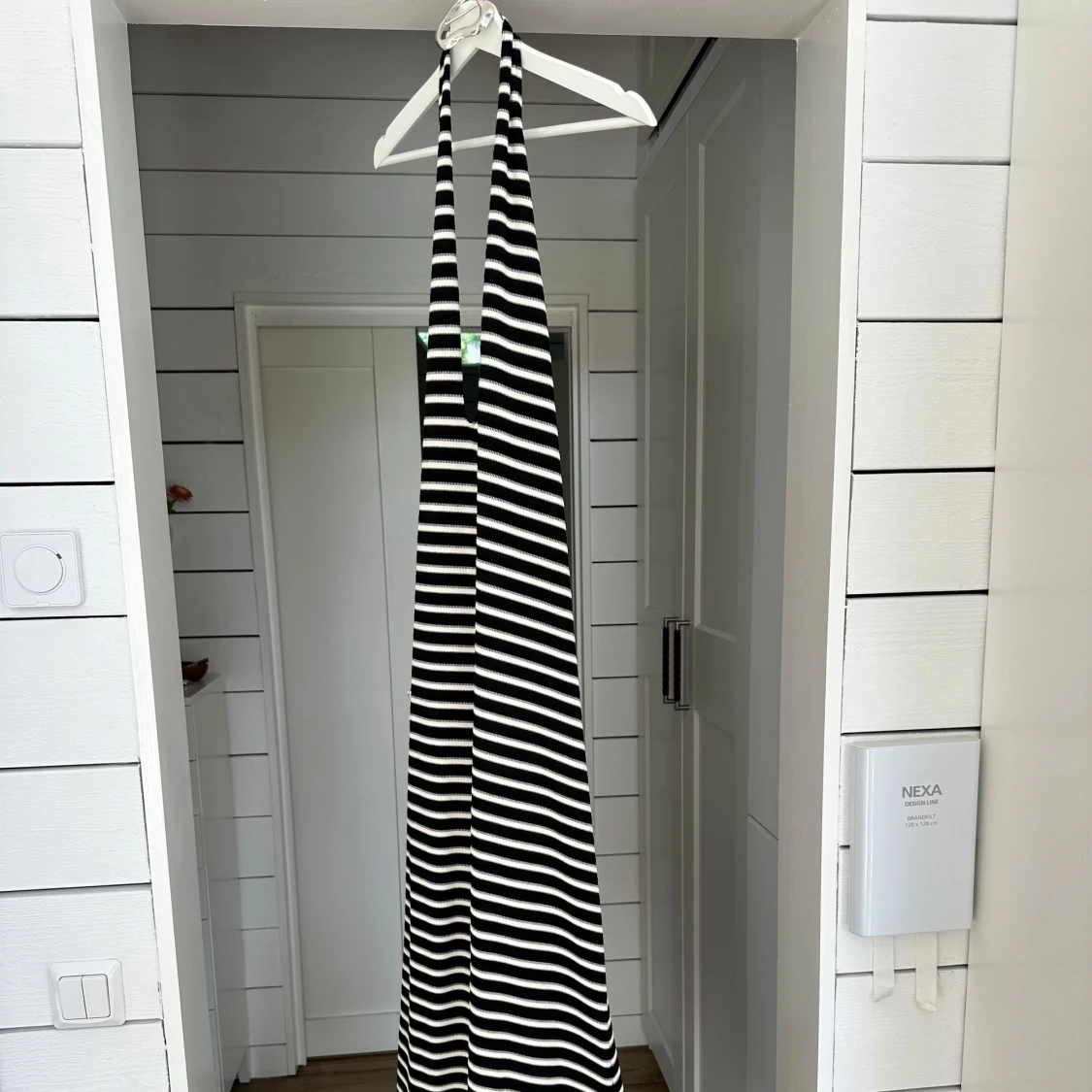 Svartvit randig långklänning