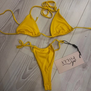 Yellow Bikini Oh Polly - Ny & oanvänd 💛 "Taormina Ruched Thong Bikini Bottoms in Golden Yellow" & "Recife Triangle Bikini Top in Golden Yellow"