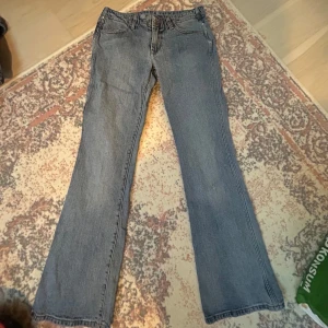 blå bootcut jeans från brandy melville - blå bootcut jeans med låg midja från brandy melville. de har ett litet hål på ena knät (syns på sista bilden)