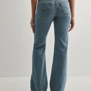 Levi's jeans  - Säljer ett par super snygga low waist bootcut jeans ifrån Levis som aldrig kommit till användning. Jeansen är i storlek W26 och L32, nypris 949