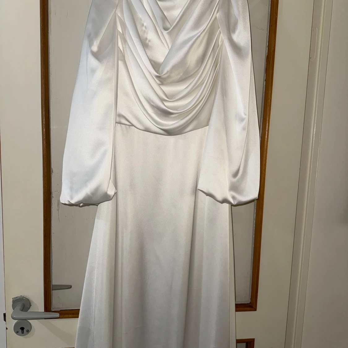 Vit långklänning med puffärmar - 2