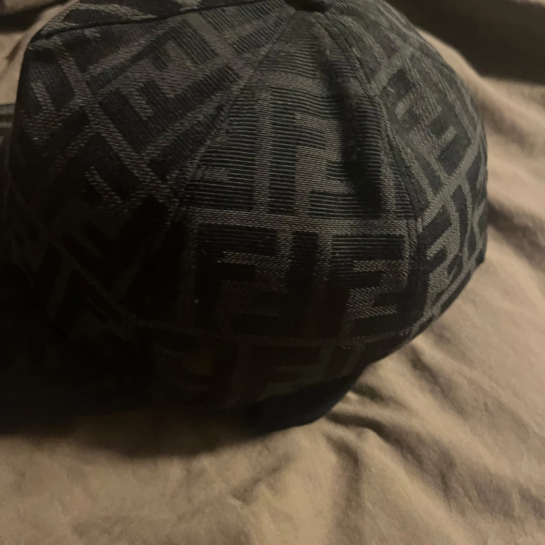 Svart Fendi keps med logomönster - 1