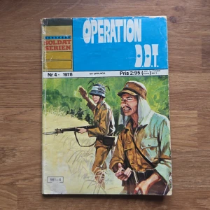 Operation D.D.T. - Soldatserien nr 4 år 1978 - Operation D.D.T. är en serietidning från 1978 med spännande militärtema och actionfyllda illustrationer. Perfekt för dig som gillar äventyr, historiska miljöer och klassiska tecknade berättelser. Upptäck dramatiska händelser och coola karaktärer i denna retroserie!