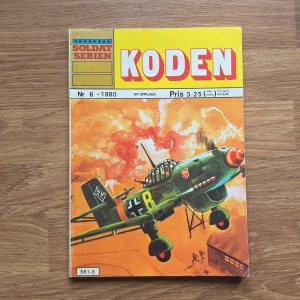 KODEN (Soldatserien Nr 6 - 1980) - Spännande serietidning från Soldatserien, utgiven 1980. Fylld med action, flygplan och dramatiska uppdrag under krigstider. Perfekt för dig som gillar äventyr, historiska miljöer och serier med mycket fart och spänning!