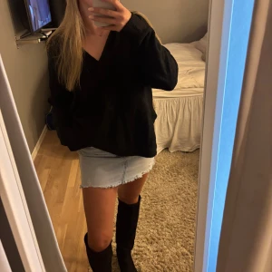 Svart stickad v-ringad tröja - Svart stickad tröja från H&M med v-ringning och krage. Modellen är loose fit med långa ärmar och mjukt material som känns skönt mot huden. Perfekt att styla med jeans eller kjol för en chill look. Tröjan har en enkel design utan mönster eller detaljer.