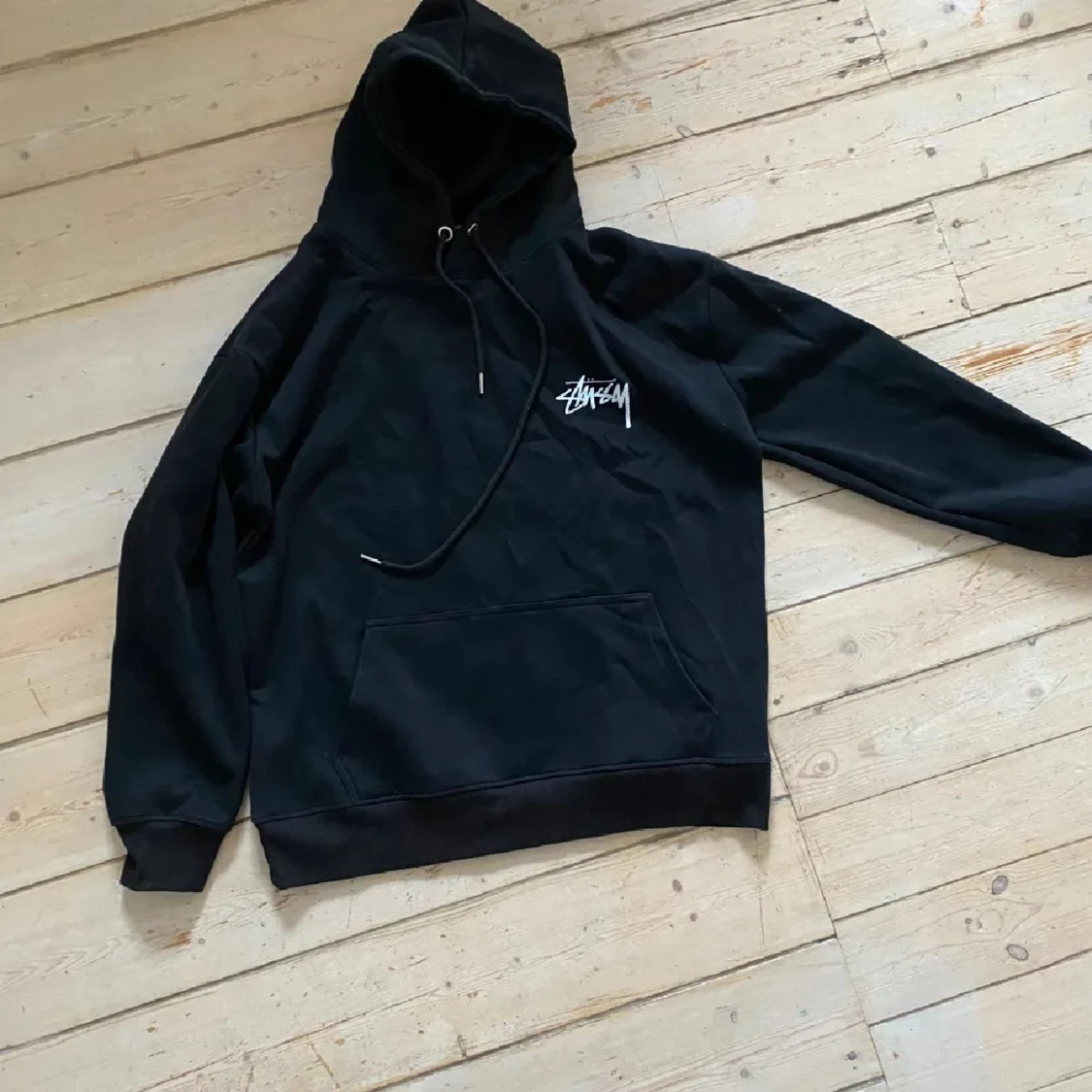 Svart Stüssy hoodie med tärningsprint - 1