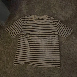 Randig t-shirt  - Snygg vit t-shirt med svarta ränder 