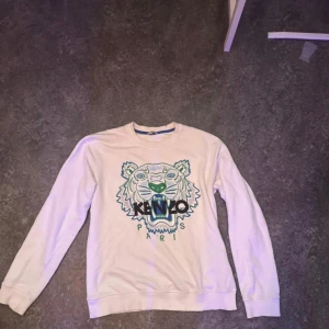 Kenzo storlek M mycket bra  - Kenzo tröja storlek M bra skick säljs inte längre plus äkta har använts runt 2 till 3 gånger säljer den för att den inte passar mig. Skulle haft kvar den om den passa 