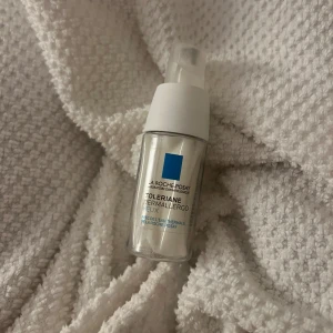 La Roche-Posay Ögonkräm - Ögonkräm för känslig hud. Köpt på apoteket från La Roche-Posay. Produkten är endast testad fåtal gånger men passade ej mig. 20ml. 150kr. 