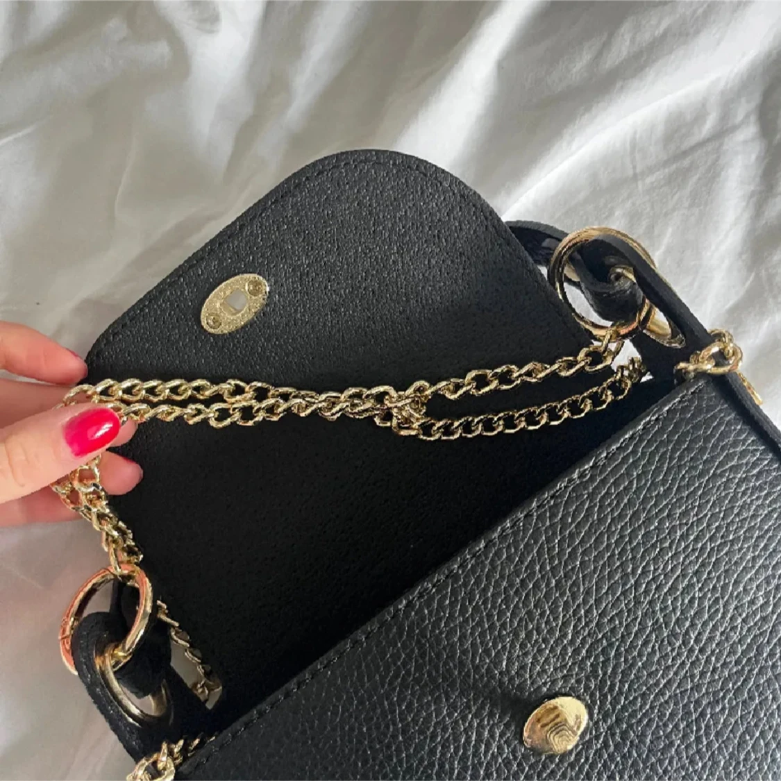 Svart handväska med gulddetaljer - 2