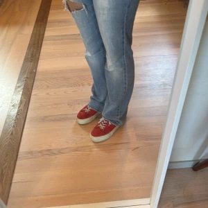 Röda sneakers från Hope  - Röda sneakers från Hope. Super fina ohh va passarctill allt. 