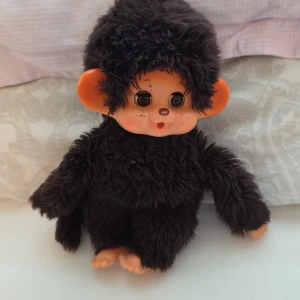 Monchichini -  Säljer gullig mochichini som kan öppna och stänga ögon. Ingen retur (btw färgen på näsan har suddats lite). Pris kan diskuteras 🩷 står inte för frakt 