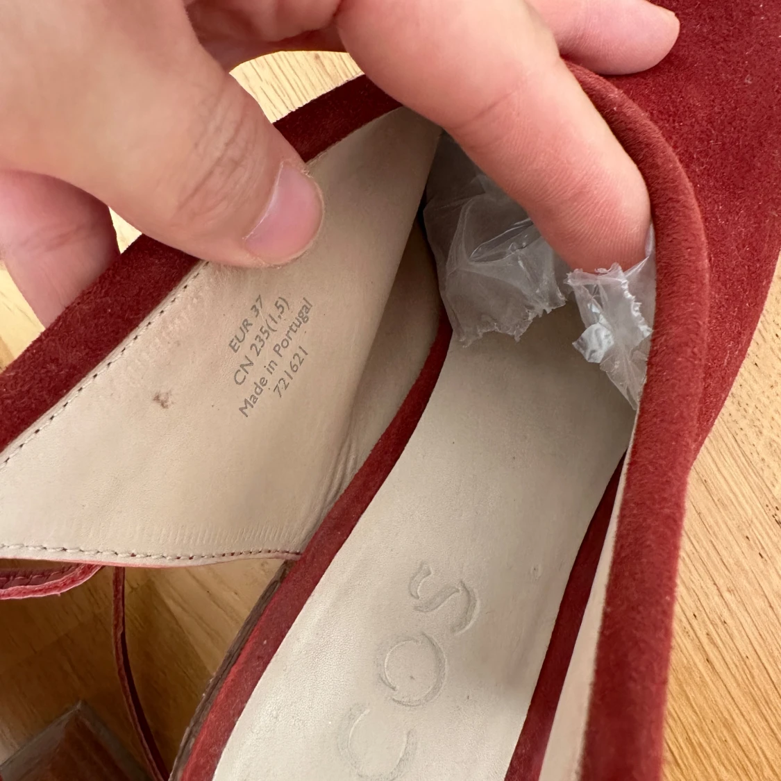 Vinröda mocka klackskor från COS - 1