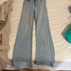 Ljusblåa bootcut jeans - Säljer ett par ljusblå jeans med bootcut-modell. 🩵
