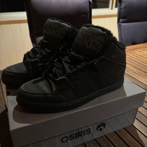 Herr sneakers  - Osiris Convoy Mid Shr, använda 1 gång, mycket bra skick👍🏻Kartong finns