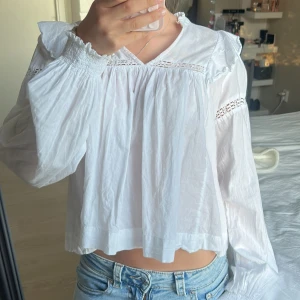 Vit blus - Supersöt vit blus från Gina Tricot med v-ringning och volangdetaljer vid axlarna. Jag tycker personligen tröjan är väldigt fin med många detaljer och den var en favorit men säljer den nu pga att den inte kommer till användning längre. Skriv för fler bilder eller eventuella frågor!!💓💓