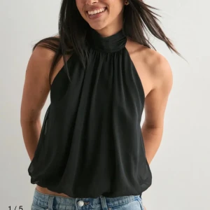 Topp - Supersnygg svart topp med öppen rygg. Storlek 34. Nyskick🩷