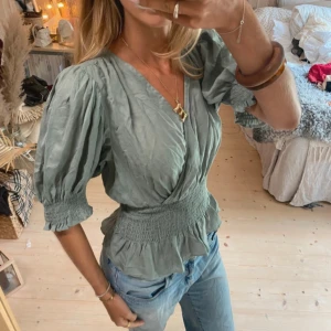 Söt blus - Supersöt blus från Vintage love. Skriv om ni har några frågor!!💕💕