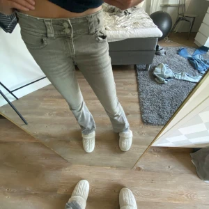 Jeans  - Snygga grå jeans från H&M med bootcut-ben och låg midja. Jeansen har justerbar midja. Pris kan diskuteras!❤️