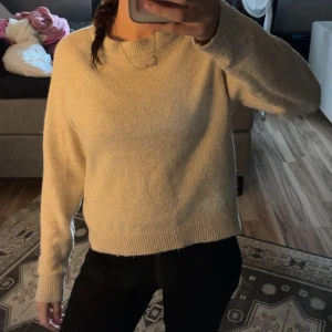 Beige stickad tröja - Beige stickad tröja från vero Moda. Storlek s och jätte mysig. Däremot är tröjan använd så den är nopprig. Mer bilder finns självklart att få och priset går att prata om💞
