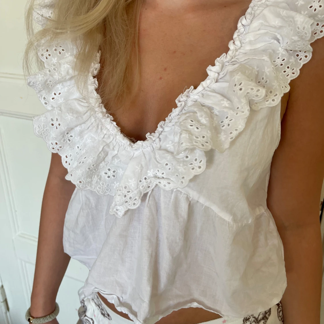 Vit blus med volang och broderi