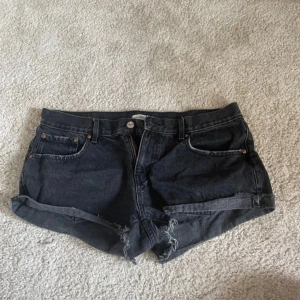 Jeansshorts  - Fina svarta jeansshorts från Gina i storlek 40. Har använt ett par gånger men i bra skick.