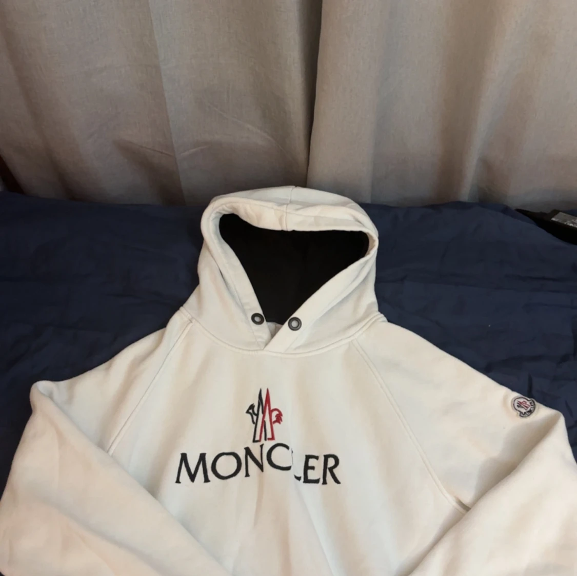 Vit hoodie från Moncler med logga
