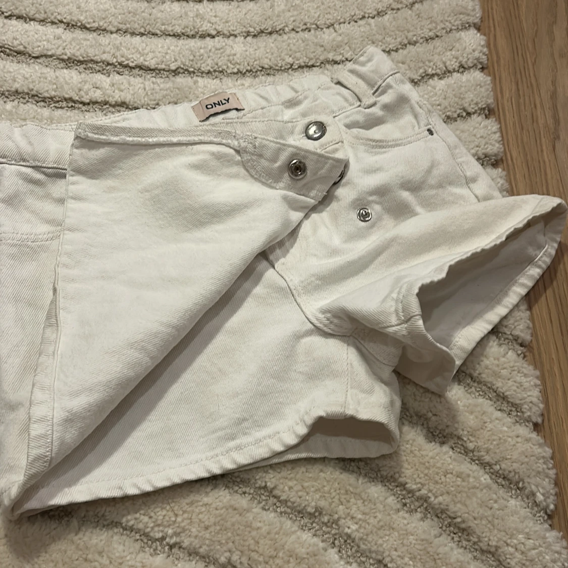 Vit jeanskjol med shorts från ONLY - 2