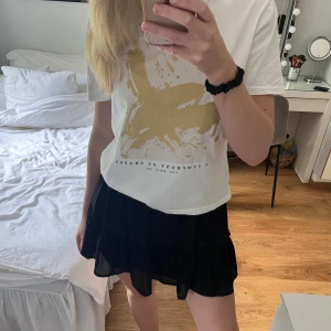 Svart volangkjol  - Supersöt svart kortkjol med volanger. Använd väldigt få gånger, i mycket bra skick!💕