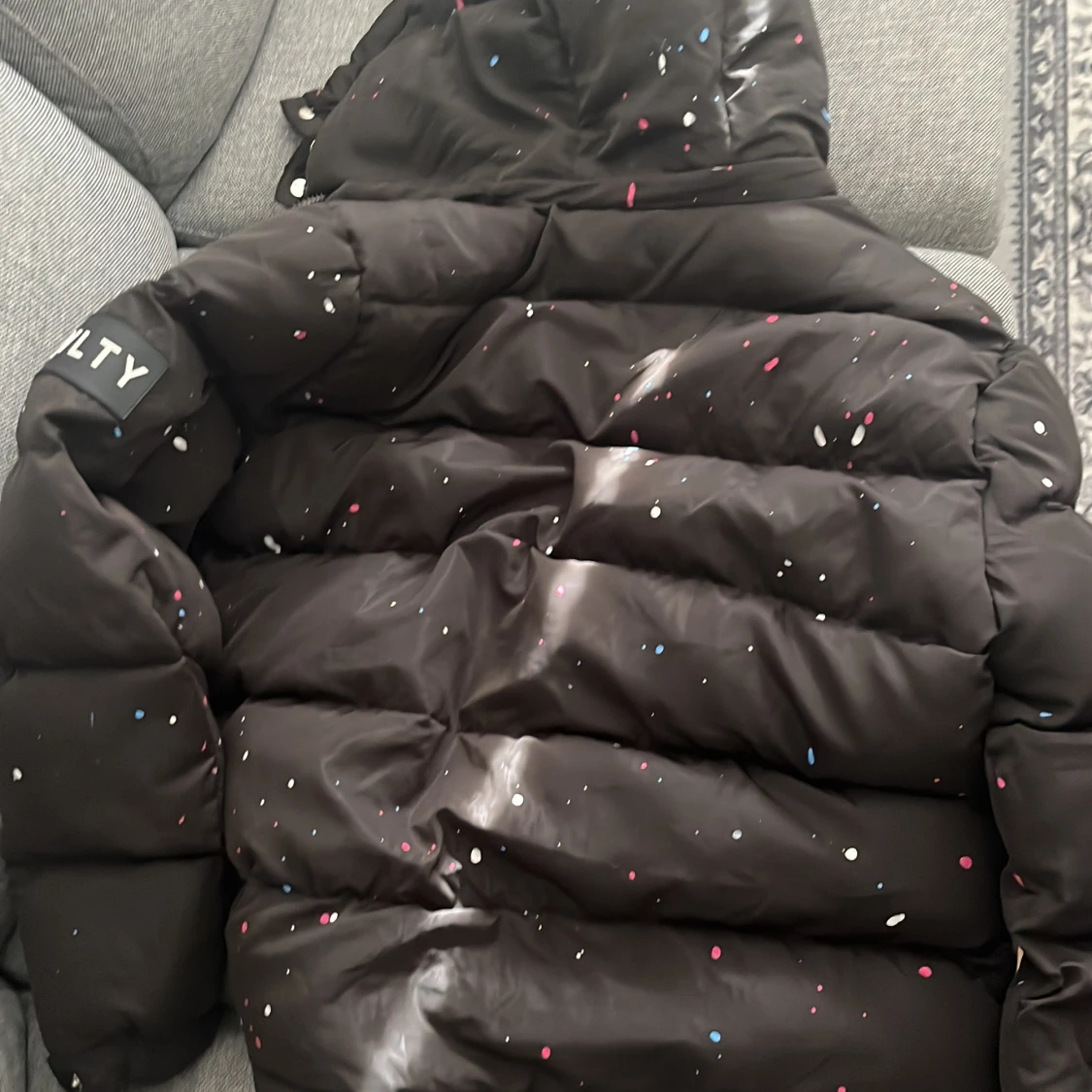 Svart pufferjacka från NVLTY med färgstänk - 2