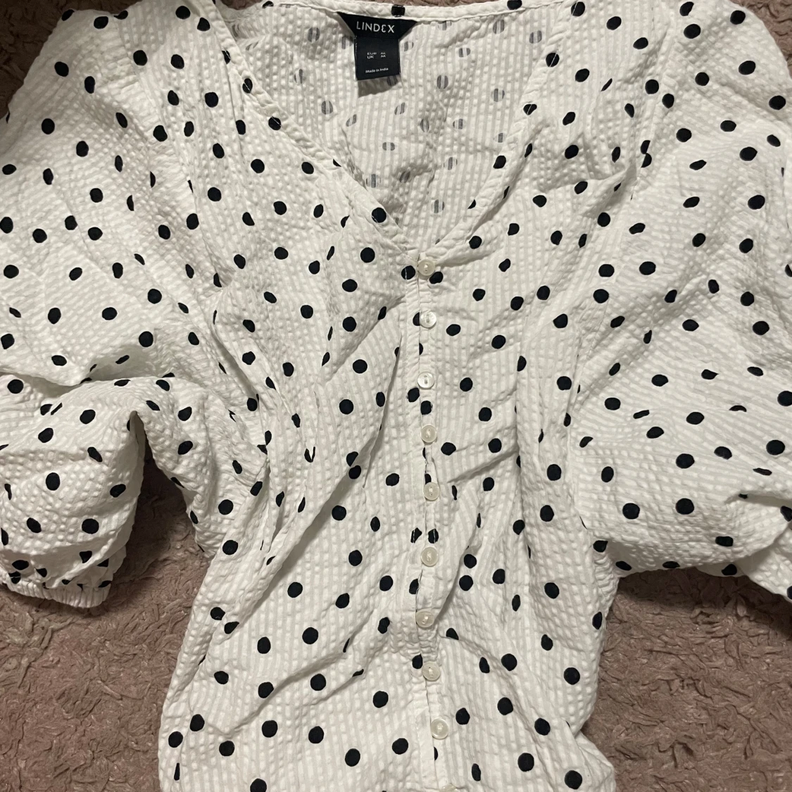 Prickig blus med puffärm från Lindex - 1