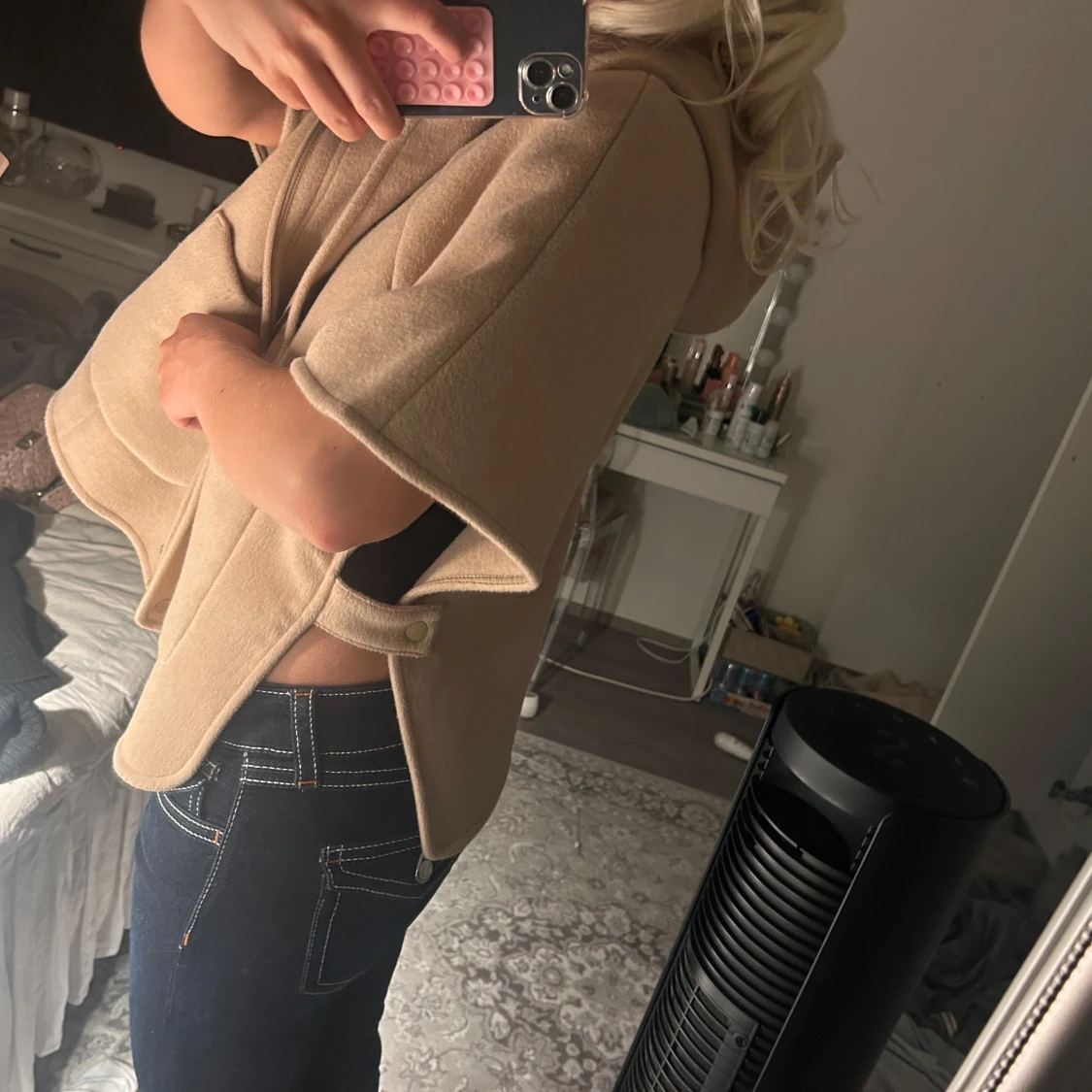 Beige ullväst med huva och fickor - 3