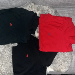 3X Ralph Lauren T-Shirts  - Säljer några av mina t shirts då de är för stora ,En svart och den röda har vanlig nack form och en svart är v neck tröjorna är storlek large men väldigt utdragna och urtvättade men annat än de  finns de inga fläckar eller skador på tröjorna 140kr (för alla tre) är lägsta priset skriv om du har frågor
