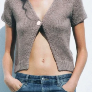 Beige stickad croppad kofta - Säljer denna fina beig/bruna topp från zara i strl S, knappt använd💕💕