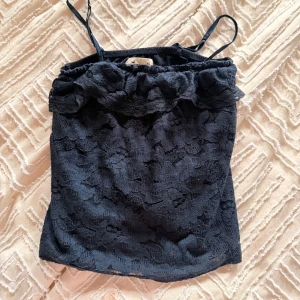 Mörkblå spetslinne med volang - jätte fint spetslinne med volang 