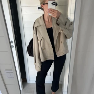 Beige trenchcoat - Beige trenchcoat med dubbelknäppning. Josefin hj x NAKD kollektion. Jackan har långa ärmar med knäppdetaljer vid handlederna och axelklaffar.💕