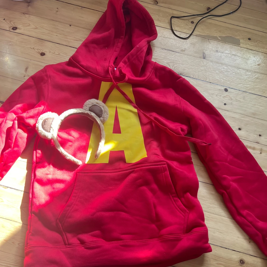 Röd hoodie med gul bokstav A