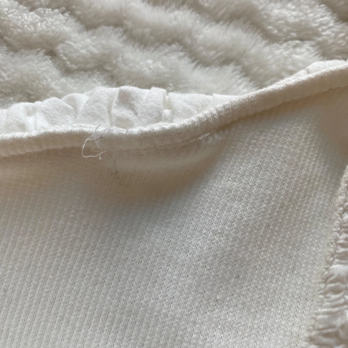 Vit oneshoulder topp med volang - 3