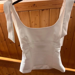 Vit omlottopp med knyt från Zara - Supersnygg vit topp i storlek XS från Zara. Endast använd 2 gånger och är i bra skick.💕