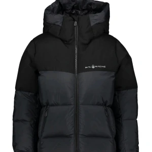 Snygg sail racing vinter jacka!🌟 - Säljer denna fina jacka som jag köpte i höstas, endast använd typ 2 ggr så suuuper fint skick!😍👌🏻Jackan är jätte varm och skön, stora fickor och najs luva. Skriv gärna om ni har några frågor❤️ 