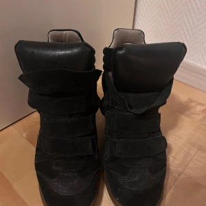 Svarta Isabel Marant skor  - Säljer mina älskade Isabel Marant skor med kilklack och kardborreband🫶🏼så snyggaaa