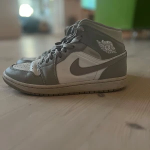Air Jordan 1 - Jordans i färgen ”linen”. Dessa feta skor är inköpta i självaste New York för ca 3000! Skicket är bra, men de är använda. Hör av dig vid minsta fundering!🔥💥