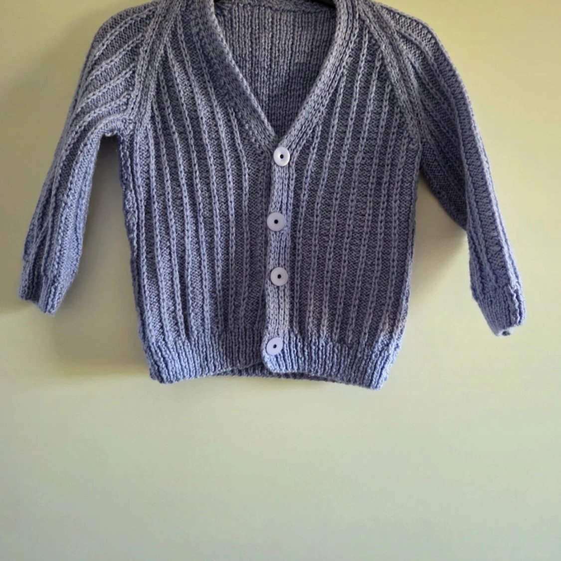 Grå ribbstickad kofta med knappar