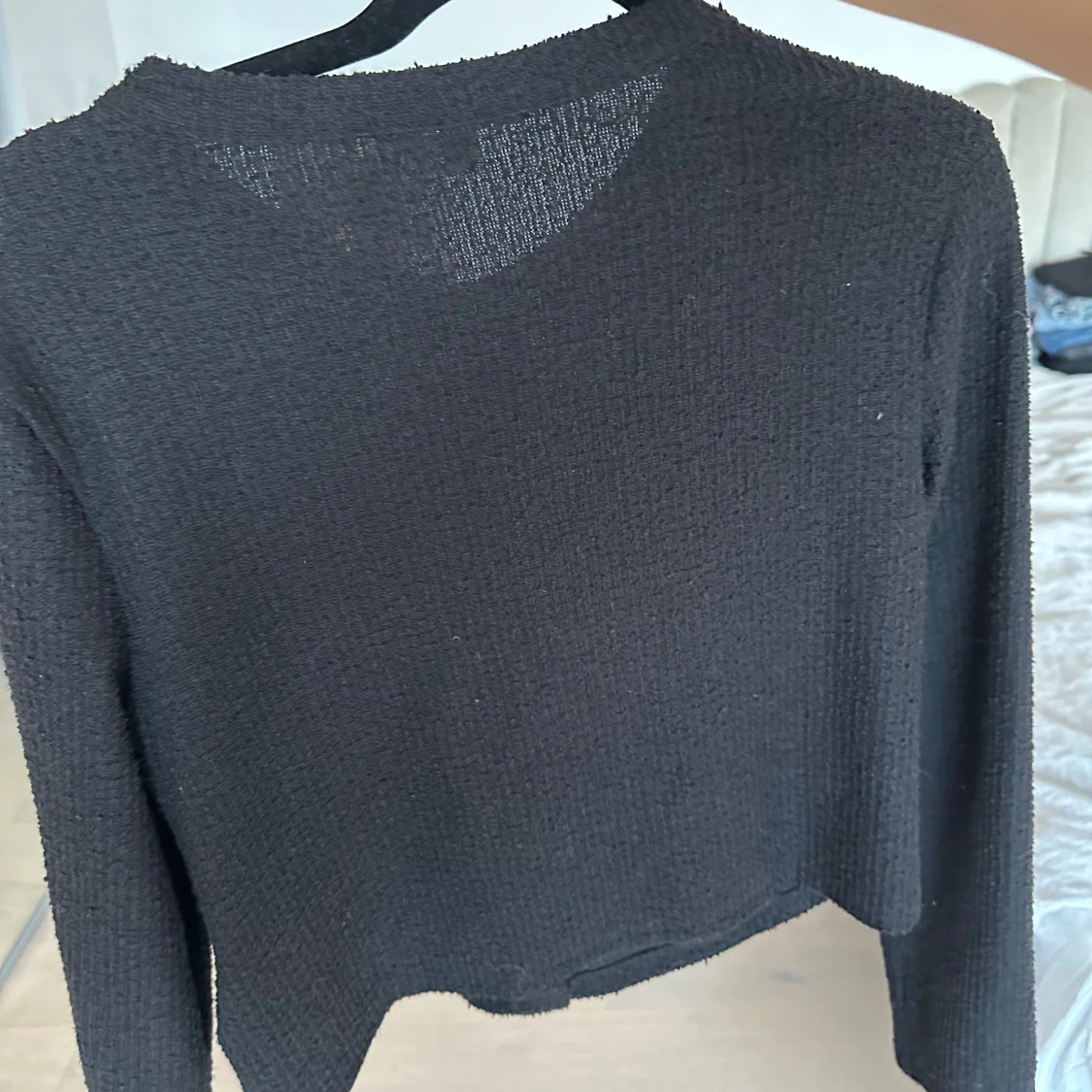 Svart kofta med guldknappar  - 1