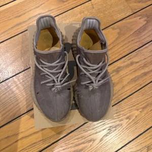 Yeezy Boost 350 mono mist - Väl använda yeezy’s, perfekt för dig som vill köpa billiga snygga sneakers att använda i sämre förhållande